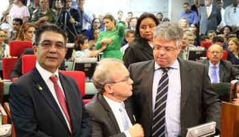 Em quinta movimentada no Legislativo, oposição e governo arengam feito menino